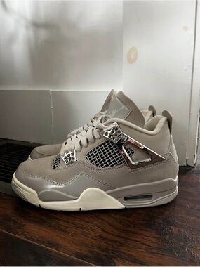 Jordan 4 Retro SE grey Frozen Moments